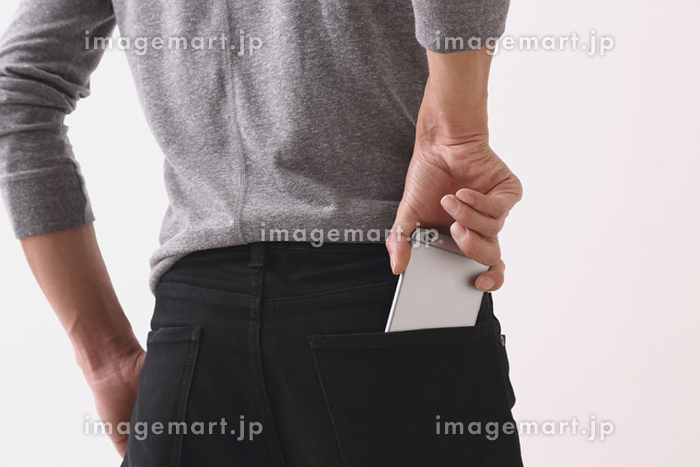 iPhoneを後ろポケットにいれる男性の写真素材 [129075818] - イメージマート