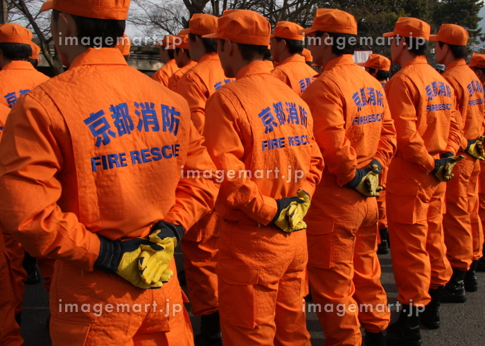 オレンジ色の出動服で整列する京都市消防局の救助隊員の写真素材